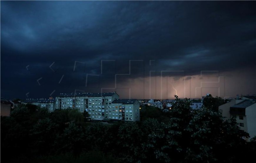 Nevrijeme rušilo stabla, električne stupove i krovove!
