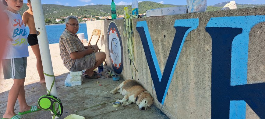 Darko Habek daruje mural VK Garmenjak na Pašmanu