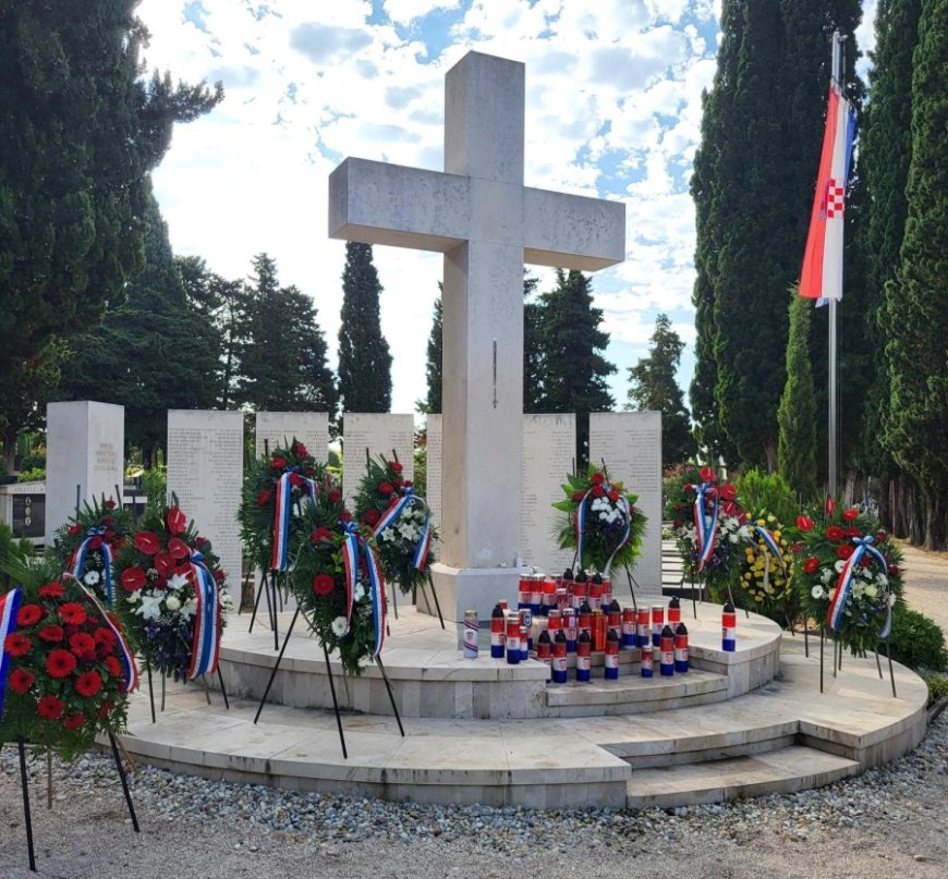 Položeni vijenci kod središnjeg križa