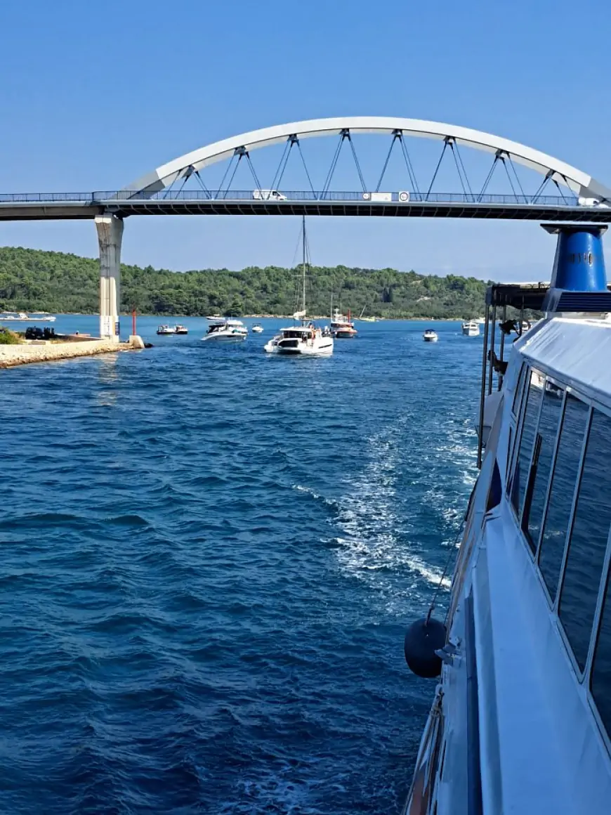 Jarbolom udario u most koji spaja Ugljan i Pašman