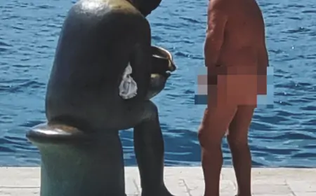 Nudist ispred zgrade zadarskog Sveučilišta
