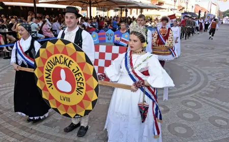 U svečanom mimohodu Vinkovačkih jeseni nekoliko tisuća folkloraša