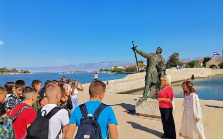 Kostimiranim vođenjem za učenike u Ninu obilježen Svjetski dan turizma