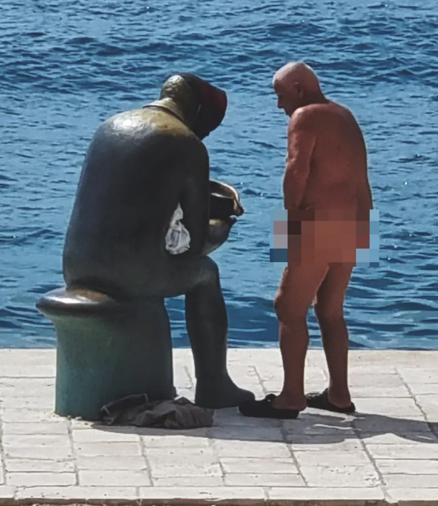 Nudist ispred zgrade zadarskog Sveučilišta