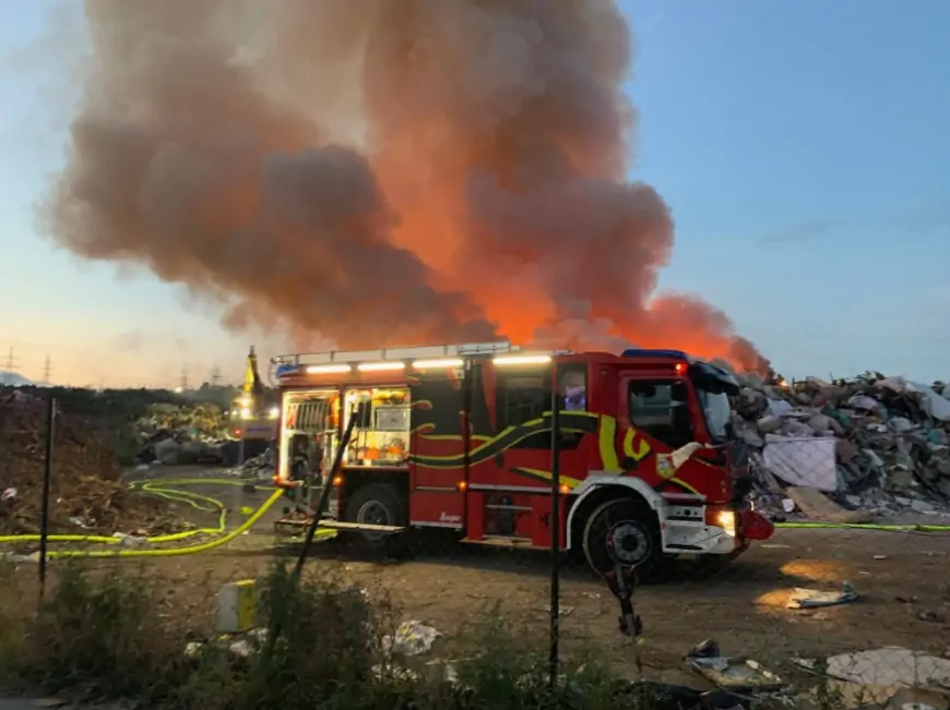 Požar u riječkom reciklažnom dvorištu gasi 30-ak vatrogasaca