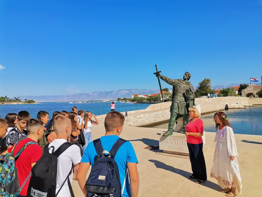 Kostimiranim vođenjem za učenike u Ninu obilježen Svjetski dan turizma