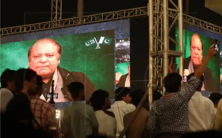 Bivši pakistanski premijer Nawaz Sharif vratio se kući iz egzila
