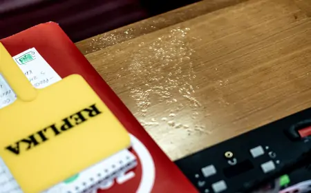 Sabor: Lupanjem pločicama oporba oštetila saborske klupe