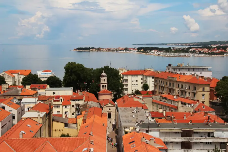 Vrijeme: Većinom sunčano, mogući lokalni pljuskovi na Jadranu