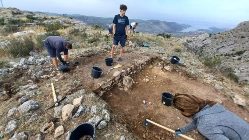 Na brdu iznad Grebaštice pronađeni ostaci bedema, grobovi, kameni ulomci ...