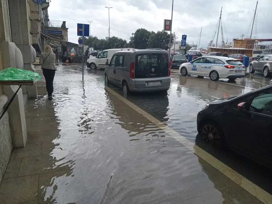 Rijeka: poplavila  tržnica, na nekoliko lokacija preventivne brane