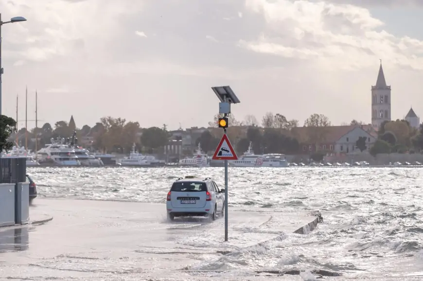 Foto vijest : Zadar- Gradske prometnice uz obalu u potpunosti su poplavljene