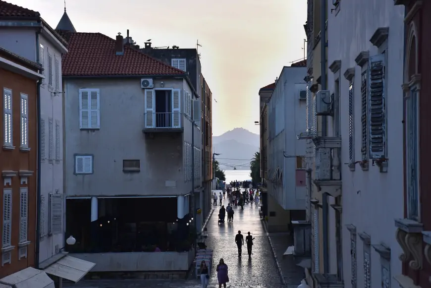 Vrijeme:  Oblačno sa sunčanim razdobljima