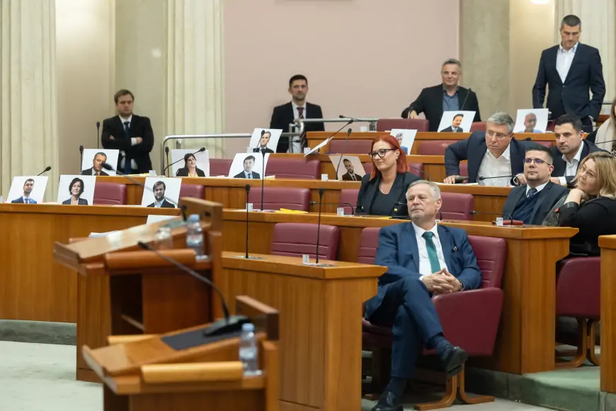 SDP napustio glasovanje o Habijanu, na klupama ostavili slike bivših ministara
