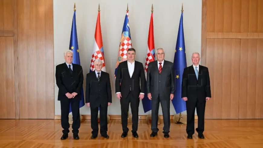 Milanović s autorima monografije o Riječanima u Domovinskom ratu