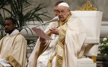 Papa osuđuje 'licemjerje' onih koji kritiziraju blagoslivljanje istospolnih parova
