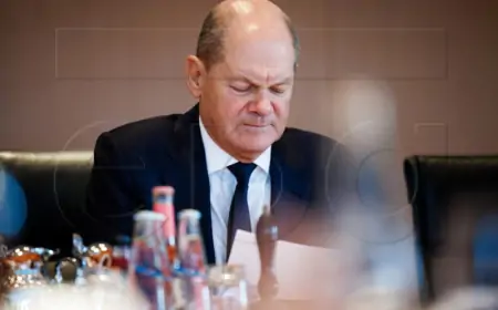 Američki senator Chris Coons pronašao dvojnika u njemačkom kancelaru Scholzu