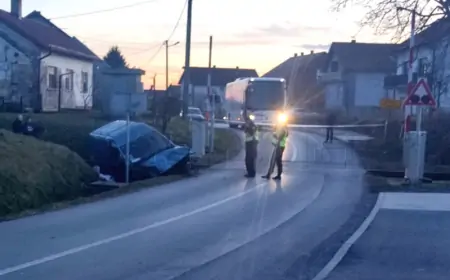 Sudar vlaka i kombija kod Bjelovara, vozač prevezen u bolnicu