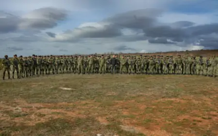 MORH: Ministar Anušić s pripadnicima Hrvatske vojske u Kninu i Udbini