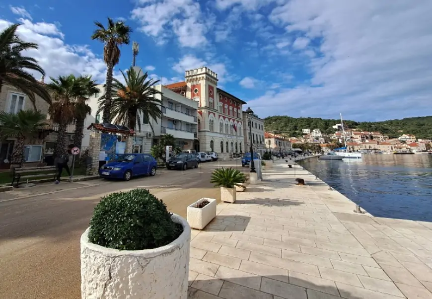 Viška sunčana elektrana višak struje šalje Hvaru