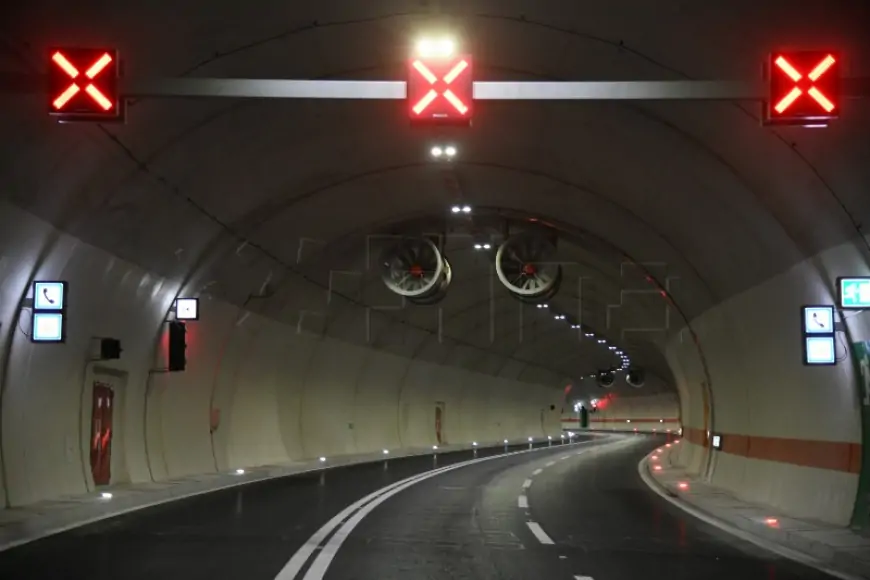 U tunelu Pećine sudarili se teretno i osobno vozilo, dvoje poginulih