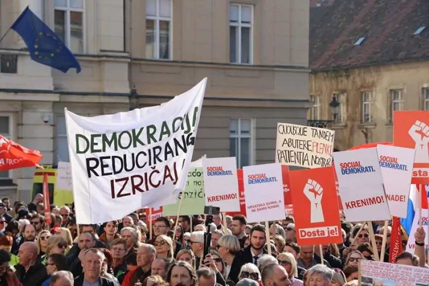 Markov trg je krcat, ljudi viču: "HDZ, odlazi!"