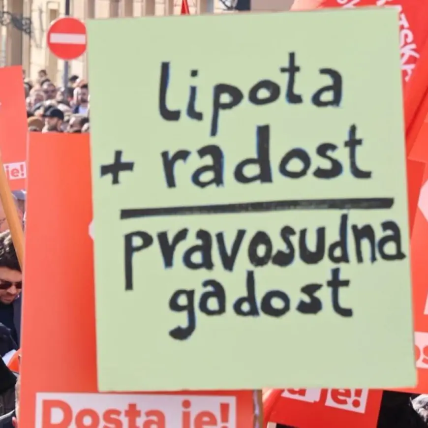 Markov trg je krcat, ljudi viču: "HDZ, odlazi!"