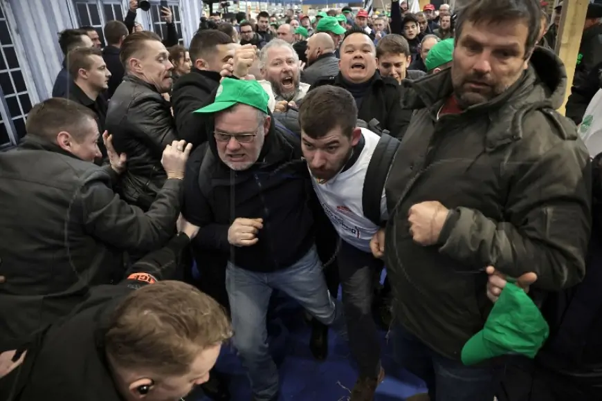 Bijesni francuski poljoprivrednici upali na poljoprivredni sajam u Parizu
