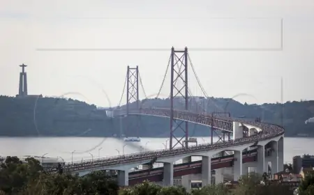 Srušio se most u Baltimoreu nakon što se u njega zabio brod