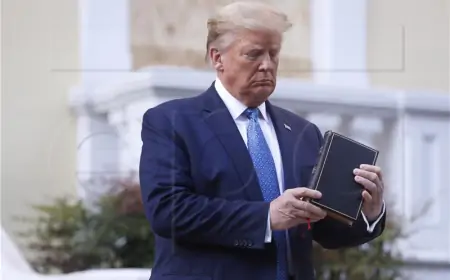 Trump reklamira "američku" Bibliju koja se prodaje za 59,99$