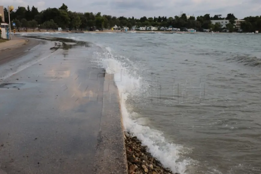 Na zadarskom području jaka kiša i olujno jugo, poplavljen dio Zadra