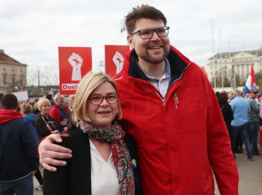 Prosvjedna šetnja „Dosta je!” krenula prema Europskom trgu, zvižduci ispred DORH-a