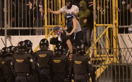 NAVIJAČKI NEREDI U SPLITU: PRIVEDENA 51 OSOBA, TRI POLICAJCA PREVEZENA U BOLNICU