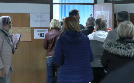 PROBLEMI NA BIRALIŠTIMA. NAMJEŠTANJE KUTIJA, PLAVE POTVRDE, ANKETARI STOJE PREBLIZU