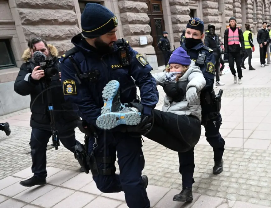POLICIJA NA PROSVJEDIMA U HAAGU PRIVELA KLIMATSKU AKTIVISTKINJU GRETU THUNBERG