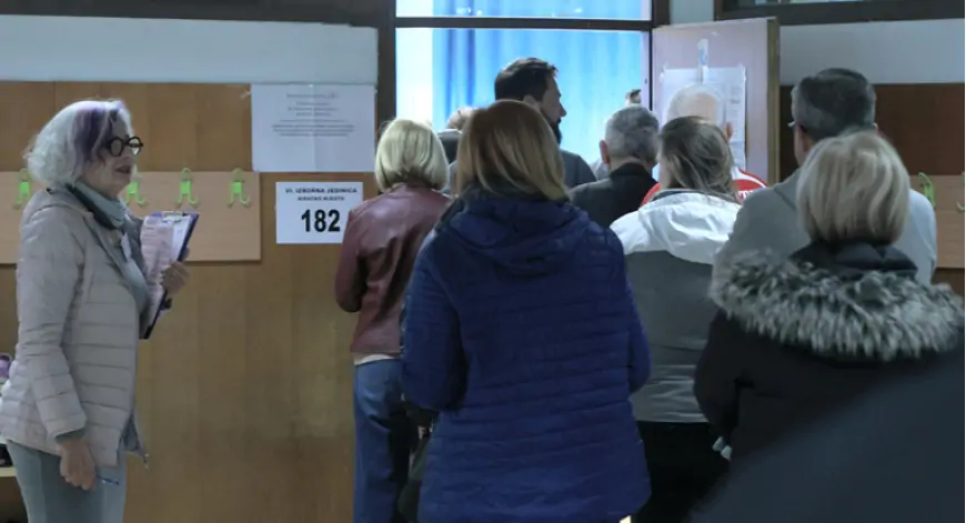PROBLEMI NA BIRALIŠTIMA. NAMJEŠTANJE KUTIJA, PLAVE POTVRDE, ANKETARI STOJE PREBLIZU