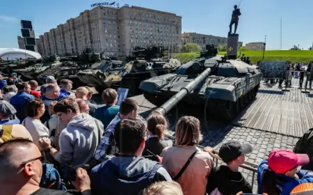 RUSI NA PRAZNIK RADA POHRLILI RAZGLEDATI ZAPADNO ORUŽJE ZAPLIJENJENO U UKRAJINI