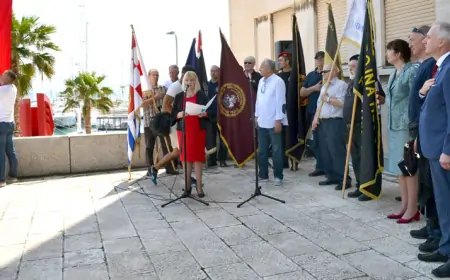 SPLIT: PODIZANJEM HRVATSKE ZASTAVE NA BANOVINU OBILJEŽEN PROSVJED PROTIV BIVŠE JNA