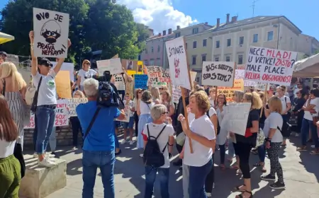 ZAPOSLENICI PULSKIH VRTIĆA PROSVJEDOVALI ISPRED KOMUNALNE PALAČE
