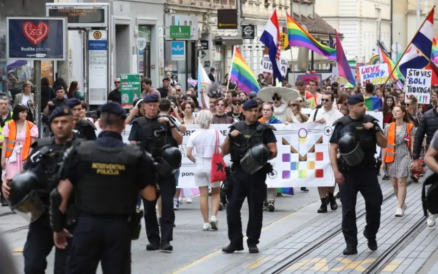 ZAGREB: POVORKA PONOSA ULICAMA CENTRA GRADA