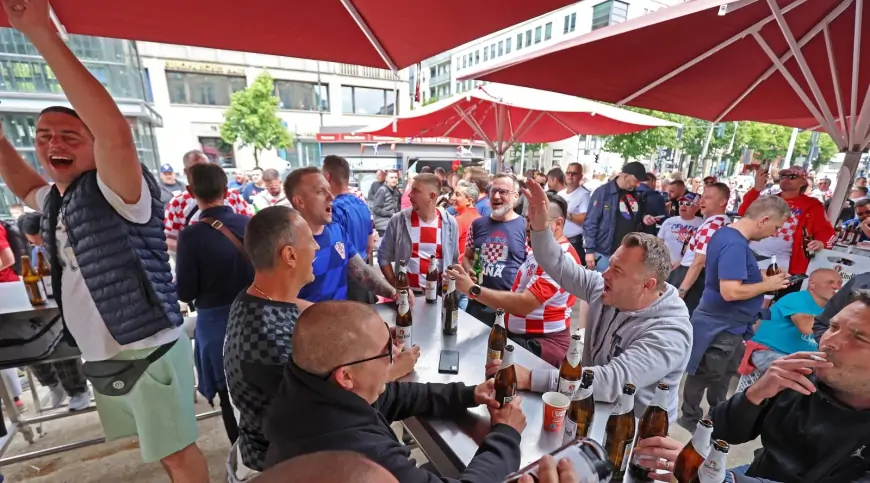 VATRENI U BERLINU, NAVIJAČI PUNE GRAD