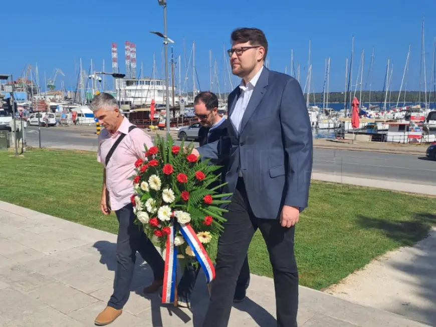 PULA: GRBIN POLOŽIO VIJENAC KOD SPOMENIKA PALIM BORCIMA NOB-a U TITOVOM PARKU