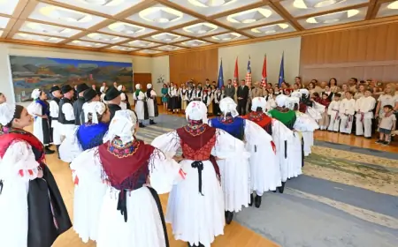 MILANOVIĆ UGOSTIO FOLKLORNU GRUPU IZ AUSTRALIJE KOJA ODRŽAVA TURNEJE PO HRVATSKOJ