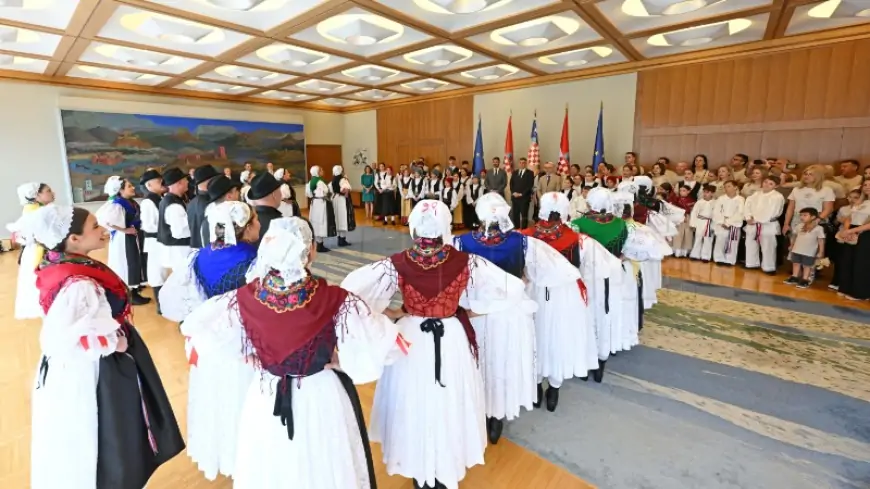 MILANOVIĆ UGOSTIO FOLKLORNU GRUPU IZ AUSTRALIJE KOJA ODRŽAVA TURNEJE PO HRVATSKOJ