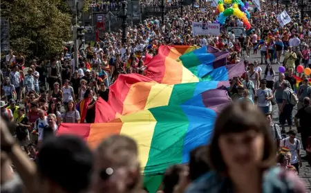 DESECI TISUĆA LJUDI U POVORCI PONOSA U PRAGU
