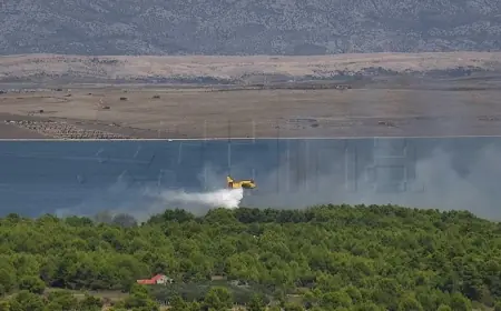 POŽAR U BLIZINI KUĆA NA VIRU, ANGAŽIRANA DVA PROTUPOŽARNA ZRAKOPLOVA