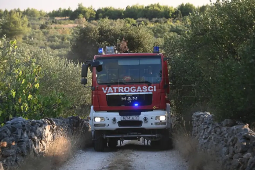 POŽAR NA HVARU GASI 35 VATROGASACA
