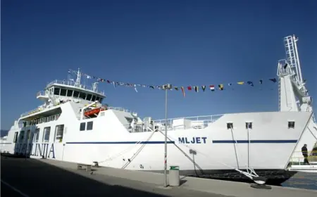BROD MLJET ČEKA PREGLED, ZAMJENSKI TRAJEKTI NA LINIJI SPLIT-SUPETAR