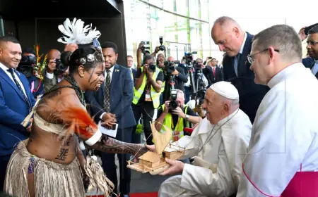 PAPA FRANJO DOSTAVIO MEDICINSKE ZALIHE ZABAČENOM GRADU U DŽUNGLI