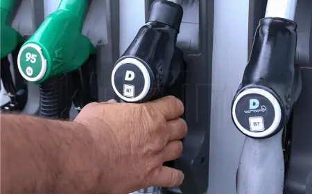 BENZIN POJEFTINJUJE PET, DIZEL DVA CENTA